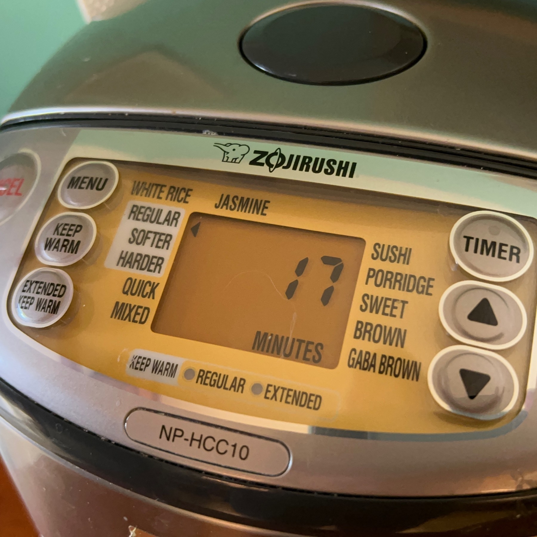 The orange screen of a rice cooker with 17 minutes of remaining time.